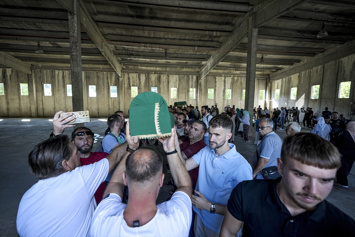 Srebrenitsa'da 10 cenaze gözyaşlarıyla karşılandı