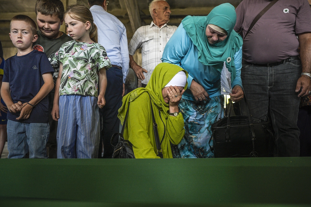 Srebrenitsa'da 10 cenaze gözyaşlarıyla karşılandı