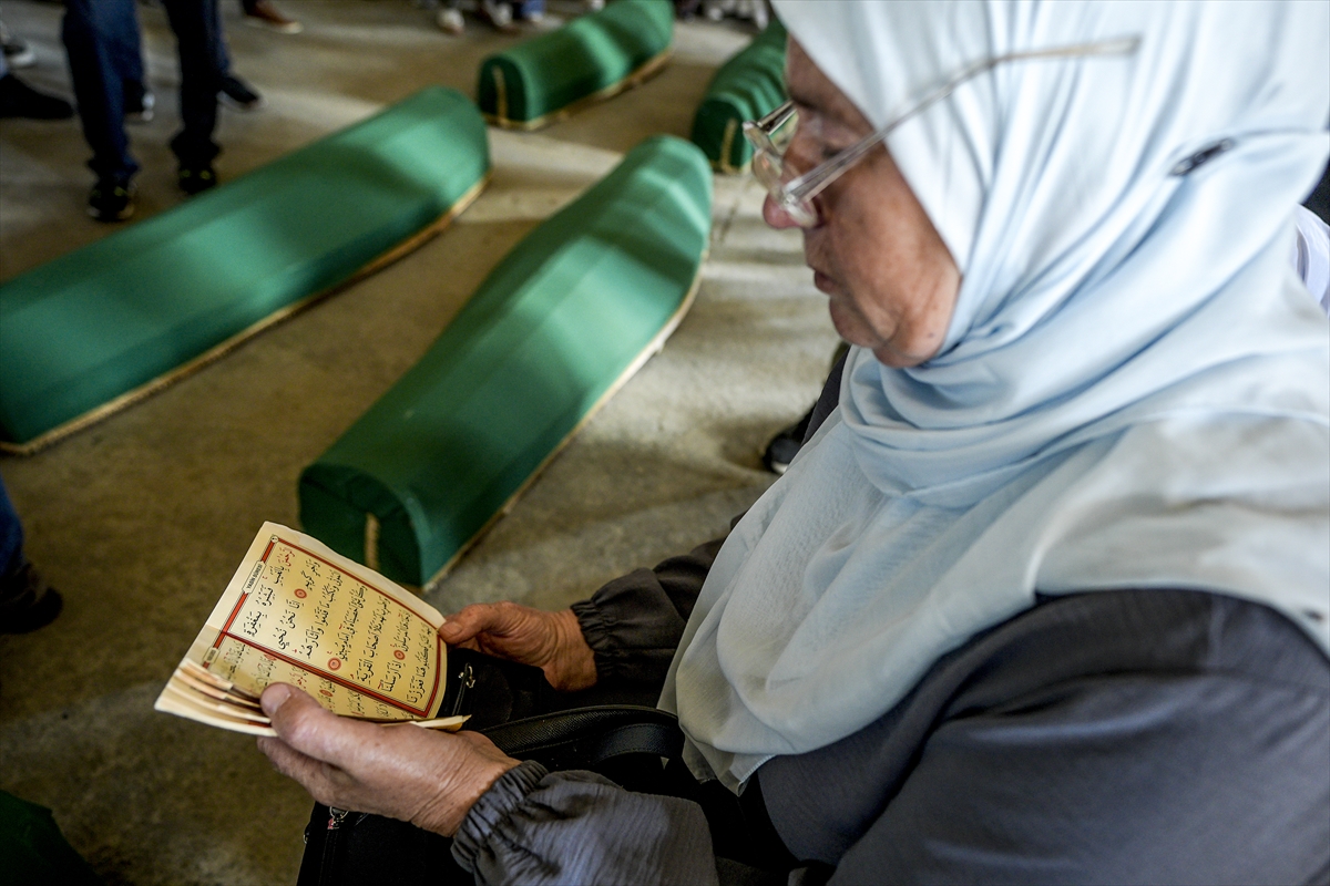 Srebrenitsa'da 10 cenaze gözyaşlarıyla karşılandı
