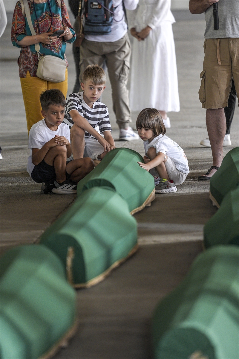 Srebrenitsa'da 10 cenaze gözyaşlarıyla karşılandı