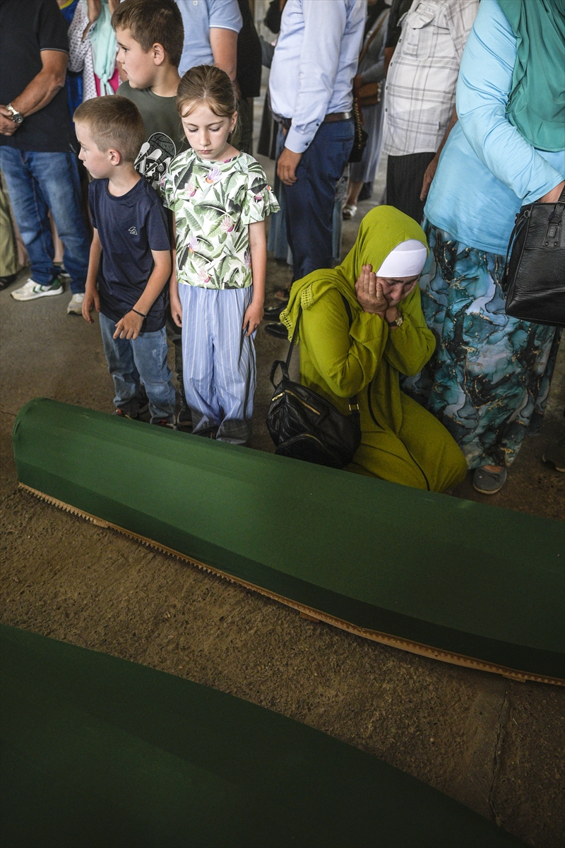 Srebrenitsa'da 10 cenaze gözyaşlarıyla karşılandı