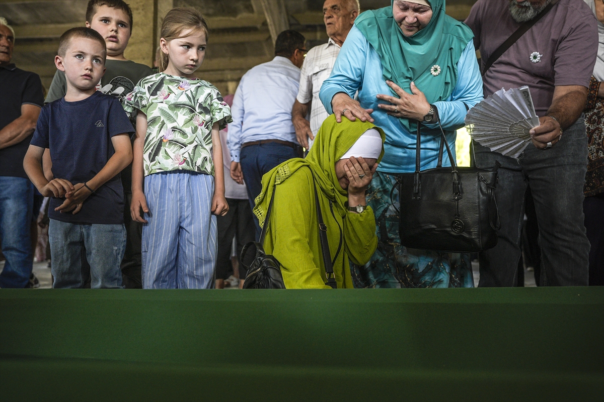 Srebrenitsa'da 10 cenaze gözyaşlarıyla karşılandı