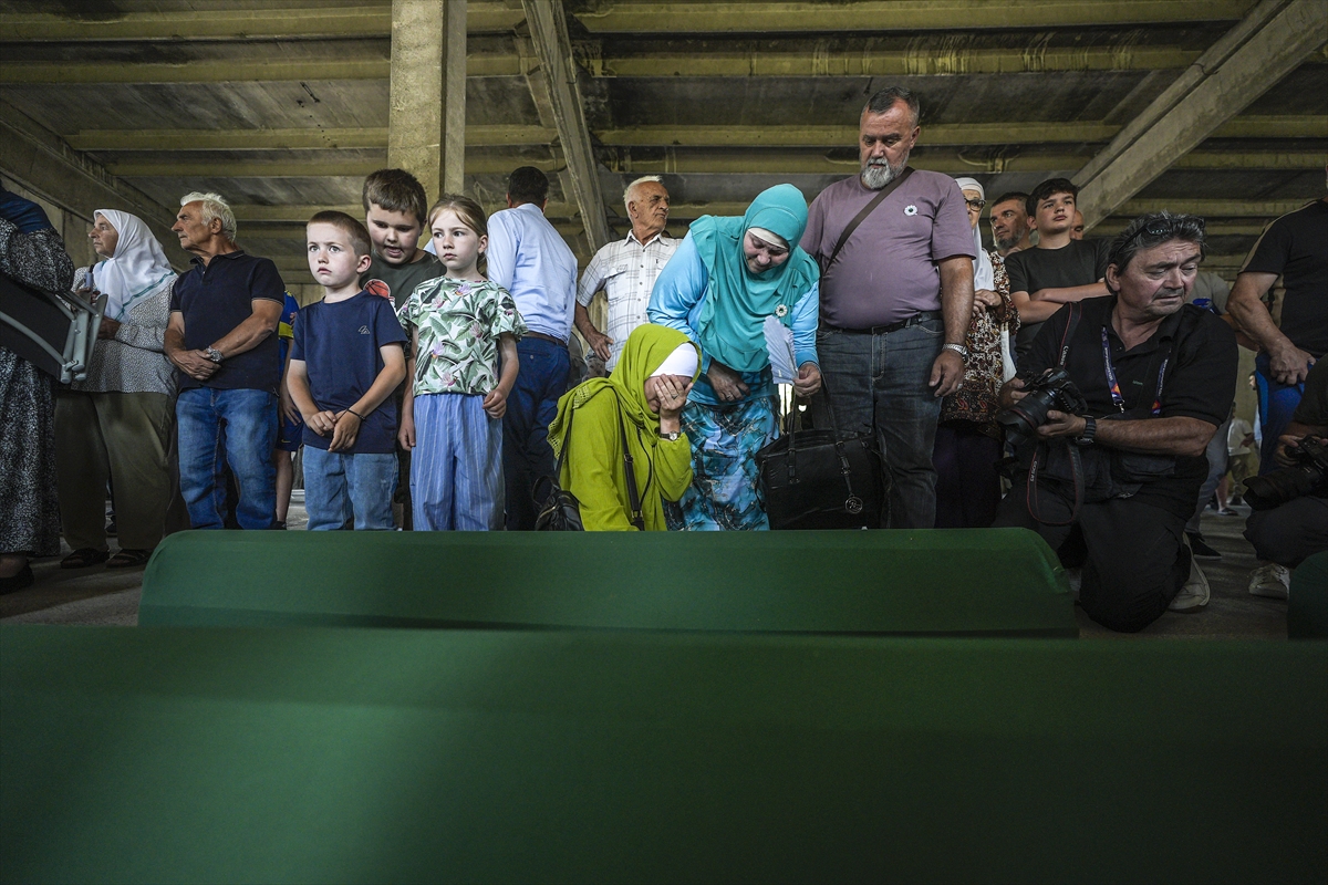 Srebrenitsa'da 10 cenaze gözyaşlarıyla karşılandı