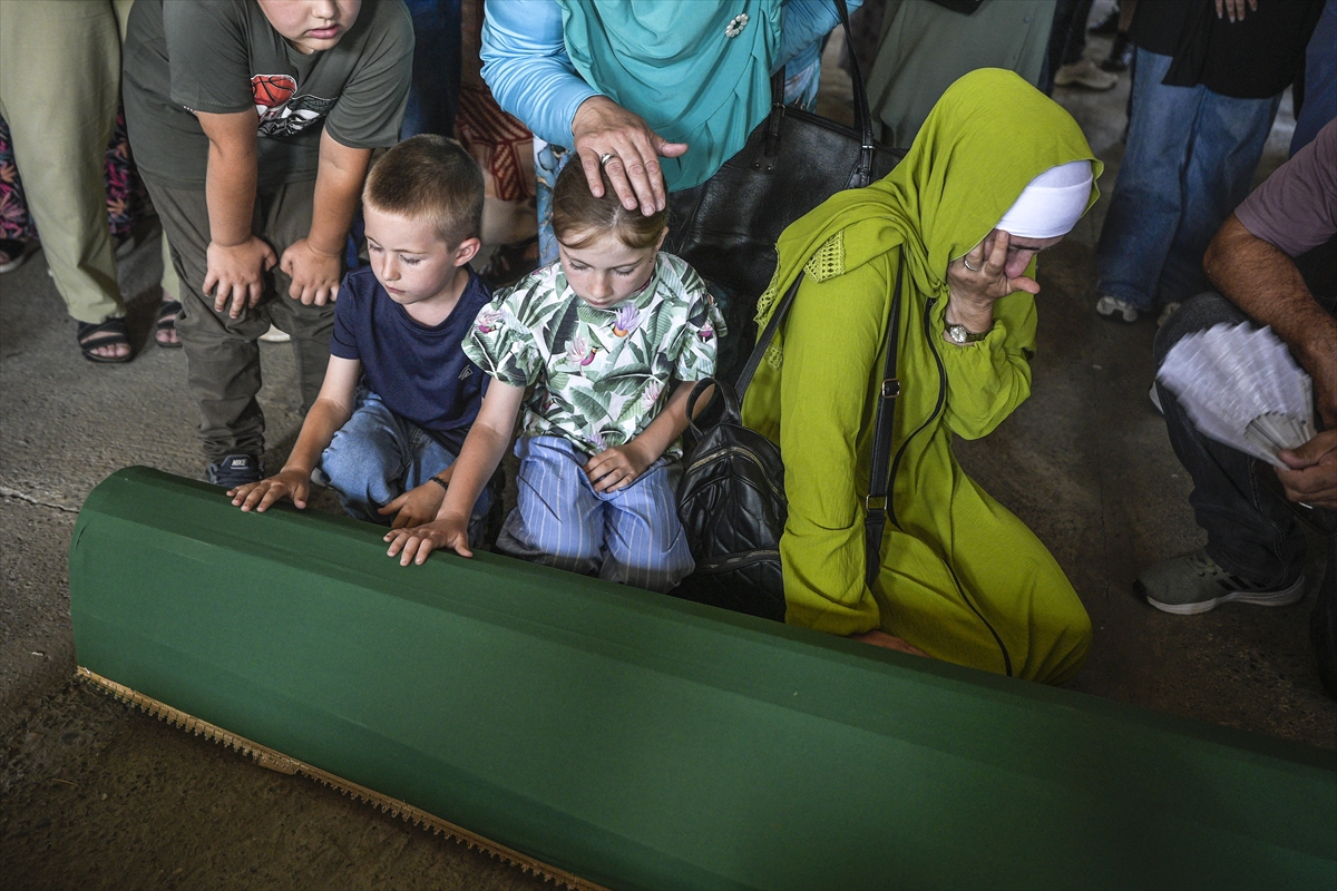 Srebrenitsa'da 10 cenaze gözyaşlarıyla karşılandı
