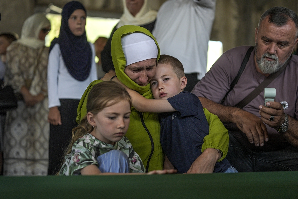 Srebrenitsa'da 10 cenaze gözyaşlarıyla karşılandı