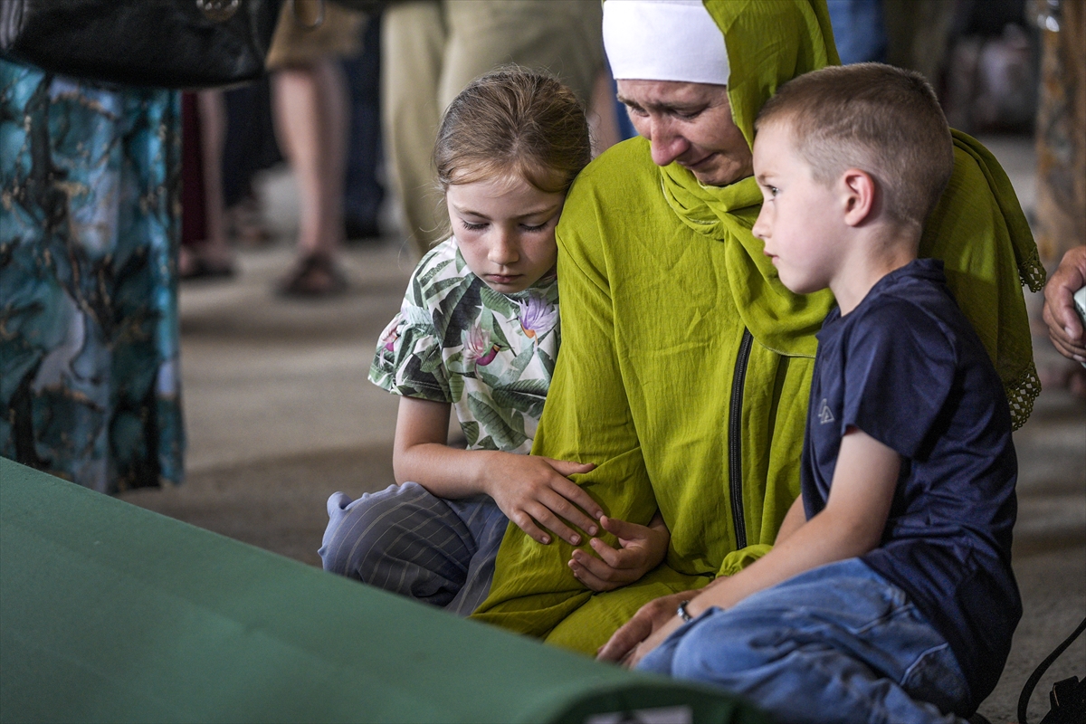 Srebrenitsa'da 10 cenaze gözyaşlarıyla karşılandı