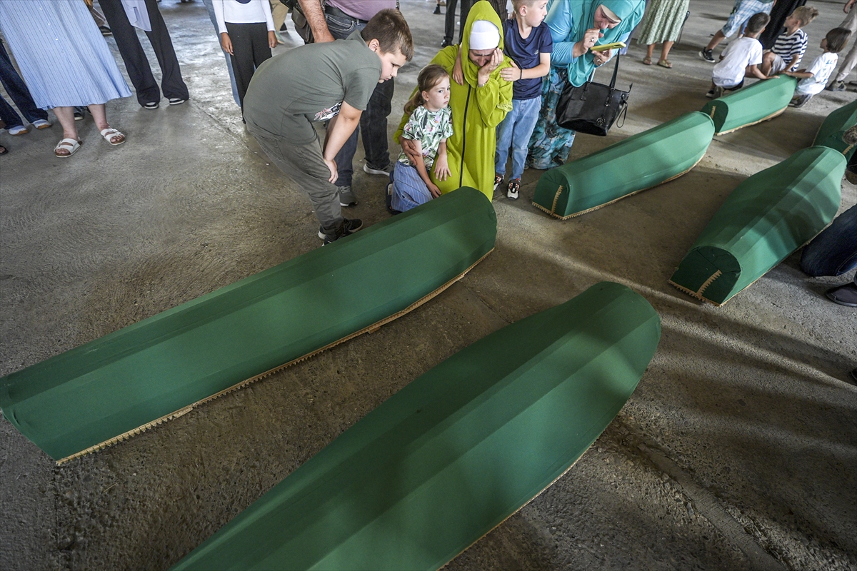 Srebrenitsa'da 10 cenaze gözyaşlarıyla karşılandı