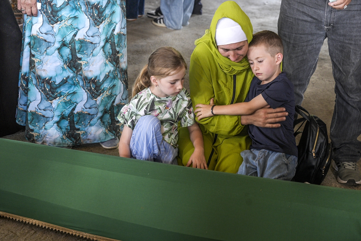Srebrenitsa'da 10 cenaze gözyaşlarıyla karşılandı