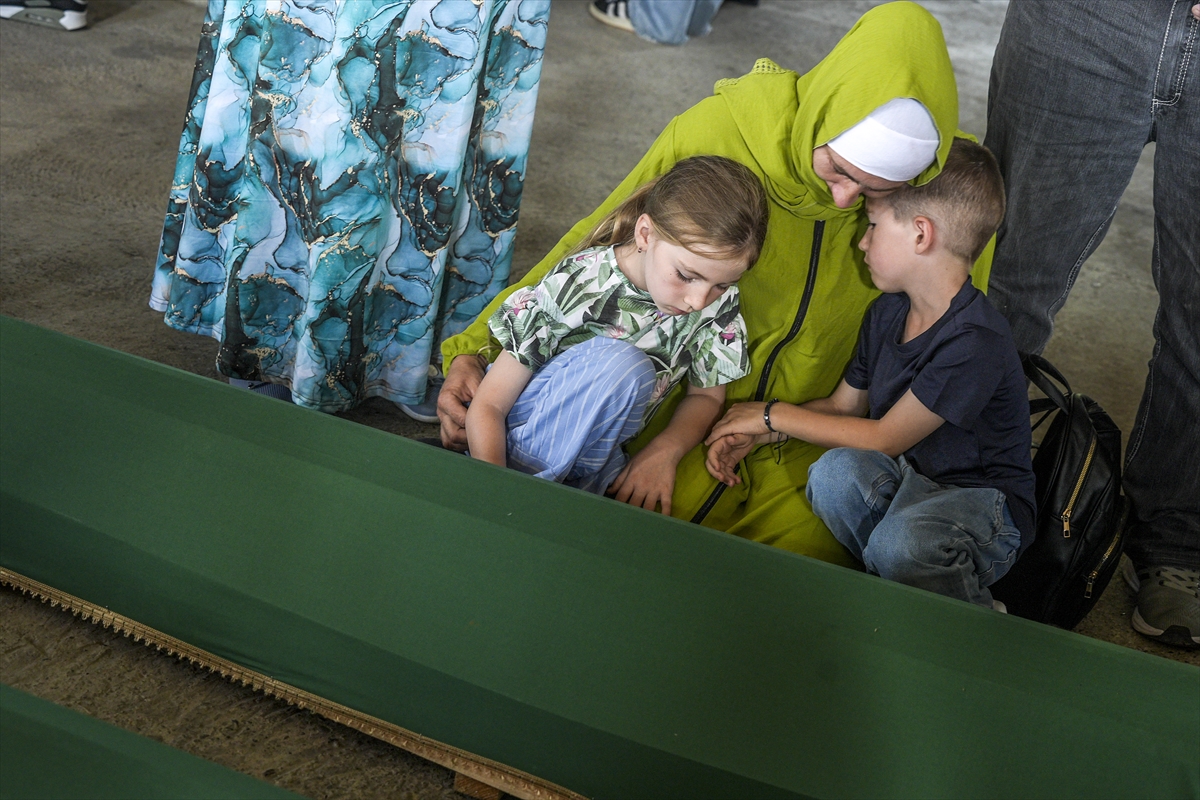 Srebrenitsa'da 10 cenaze gözyaşlarıyla karşılandı