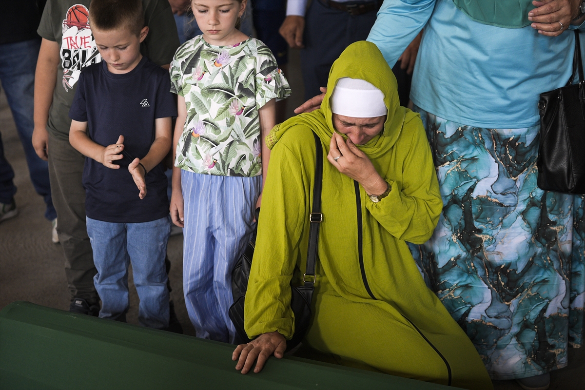 Srebrenitsa'da 10 cenaze gözyaşlarıyla karşılandı