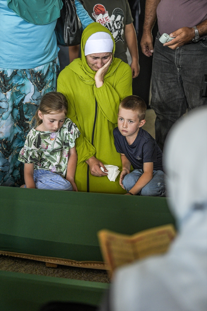Srebrenitsa'da 10 cenaze gözyaşlarıyla karşılandı
