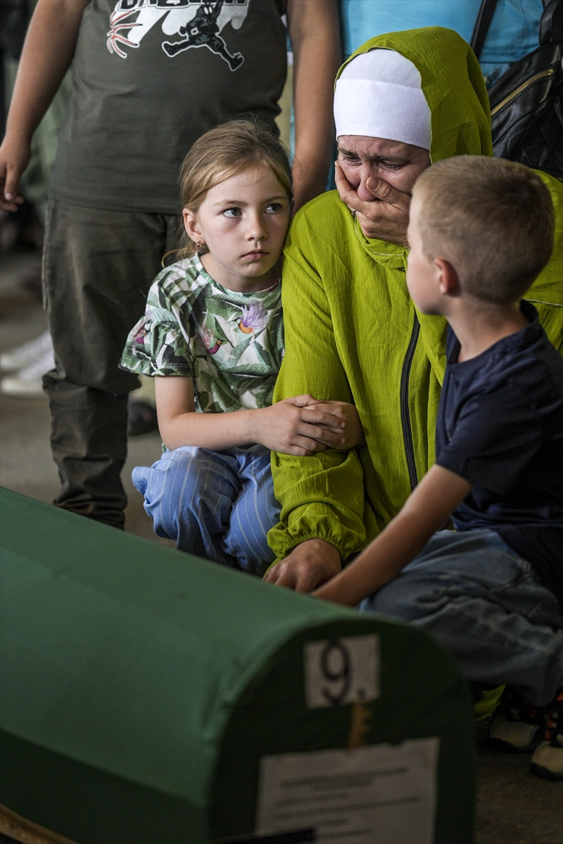 Srebrenitsa'da 10 cenaze gözyaşlarıyla karşılandı
