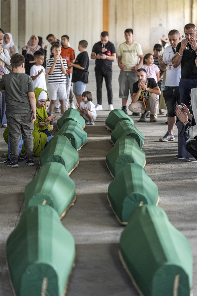 Srebrenitsa'da 10 cenaze gözyaşlarıyla karşılandı