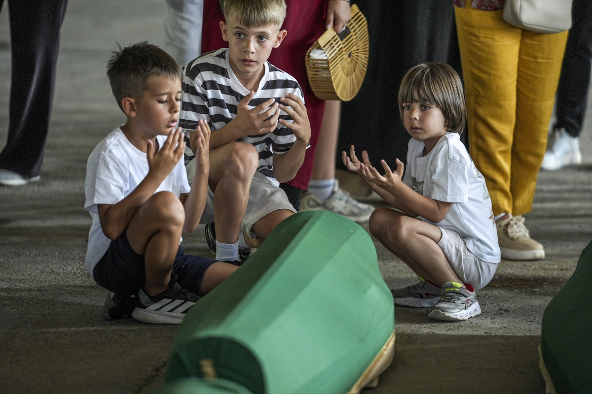 Srebrenitsa'da 10 cenaze gözyaşlarıyla karşılandı