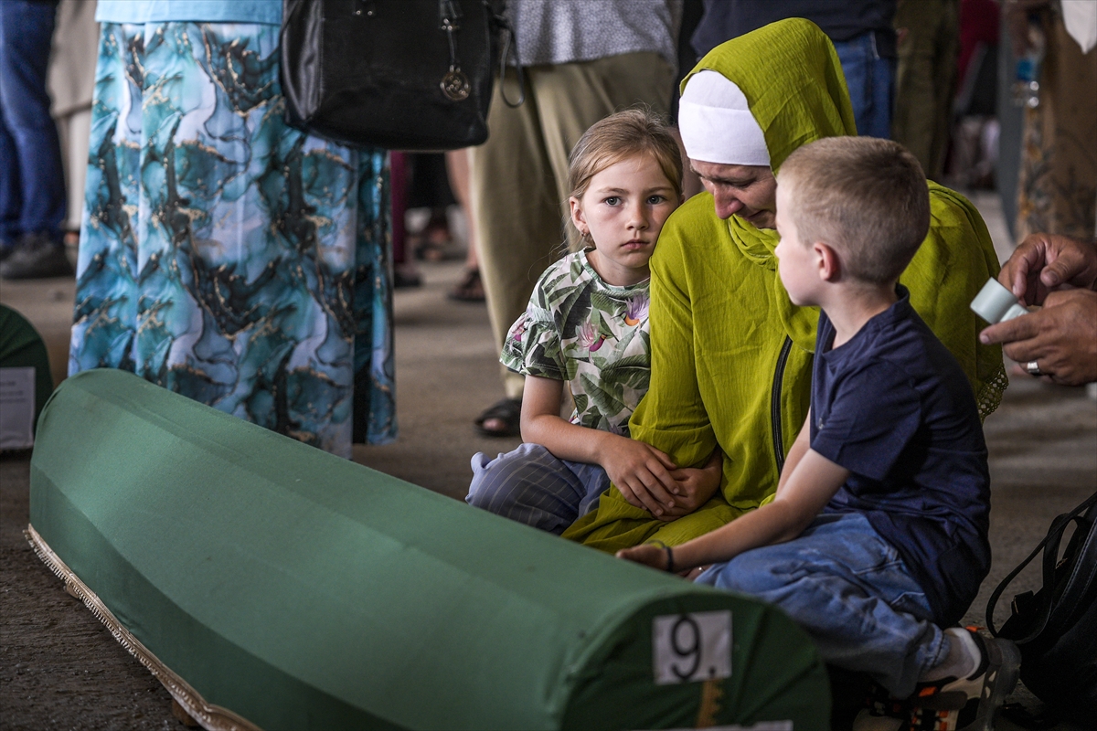 Srebrenitsa'da 10 cenaze gözyaşlarıyla karşılandı