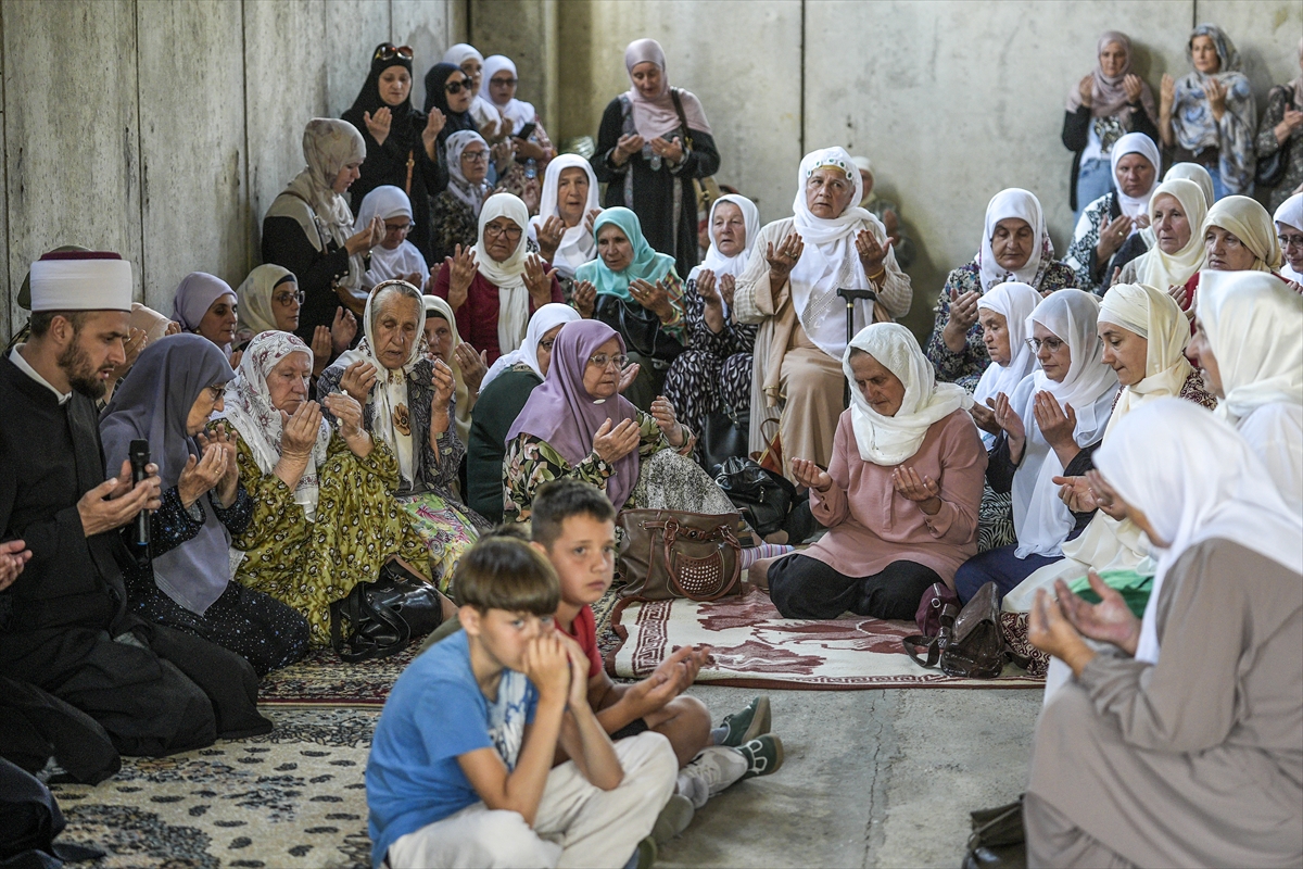 Srebrenitsa'da 10 cenaze gözyaşlarıyla karşılandı