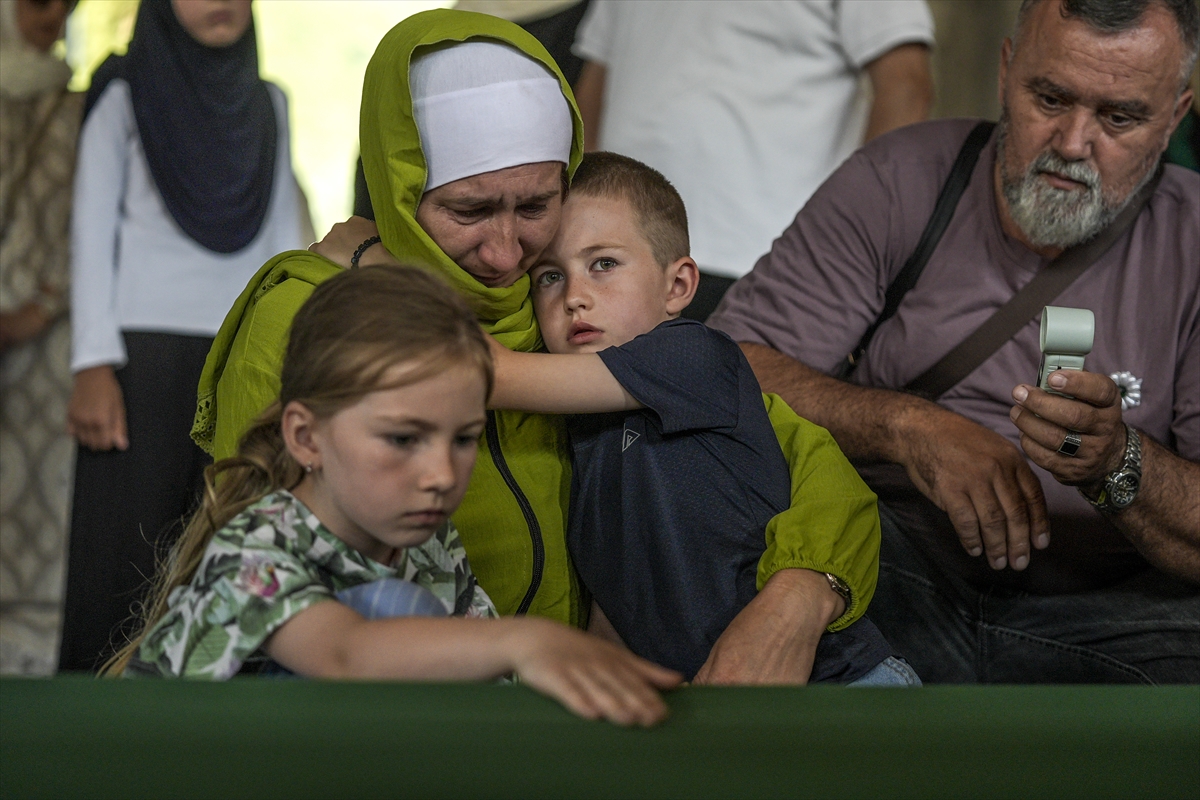 Srebrenitsa'da 10 cenaze gözyaşlarıyla karşılandı