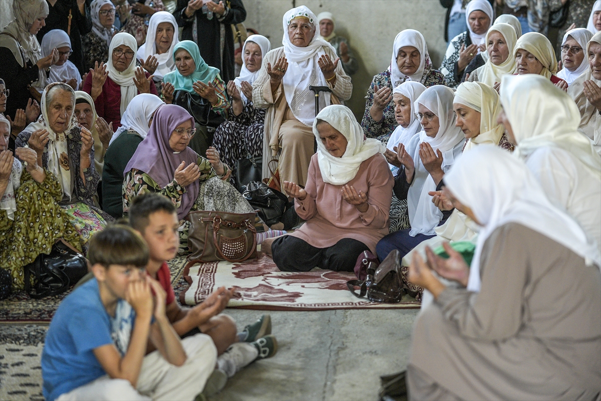 Srebrenitsa'da 10 cenaze gözyaşlarıyla karşılandı