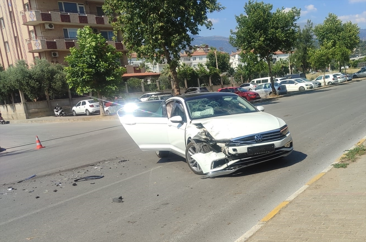 İzmir'de trafik kazası: 4 yaralı