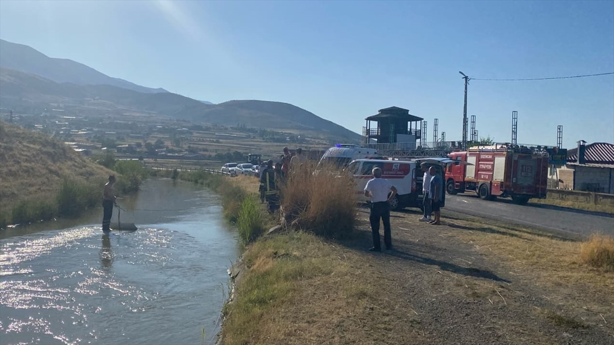 Erzincan'da kanala düşen sürücü kurtarıldı