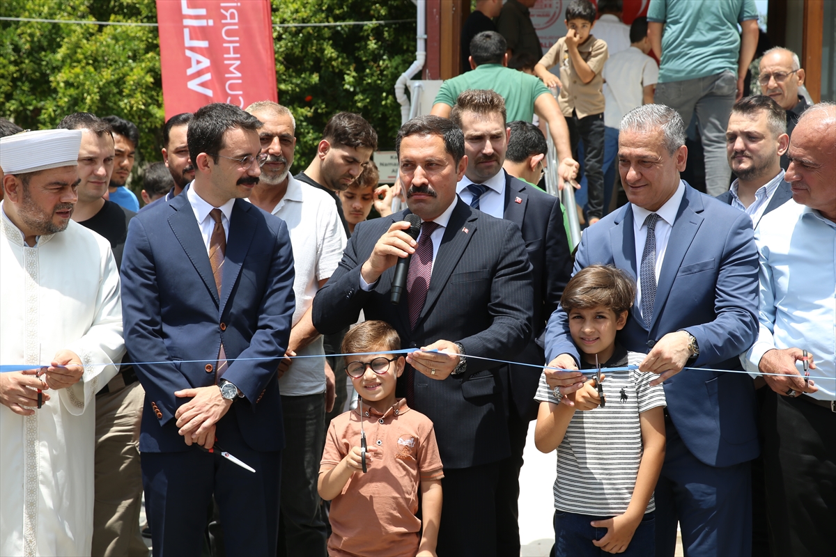 Hatay'da depremde yıkılan cami yeniden ibadete açıldı