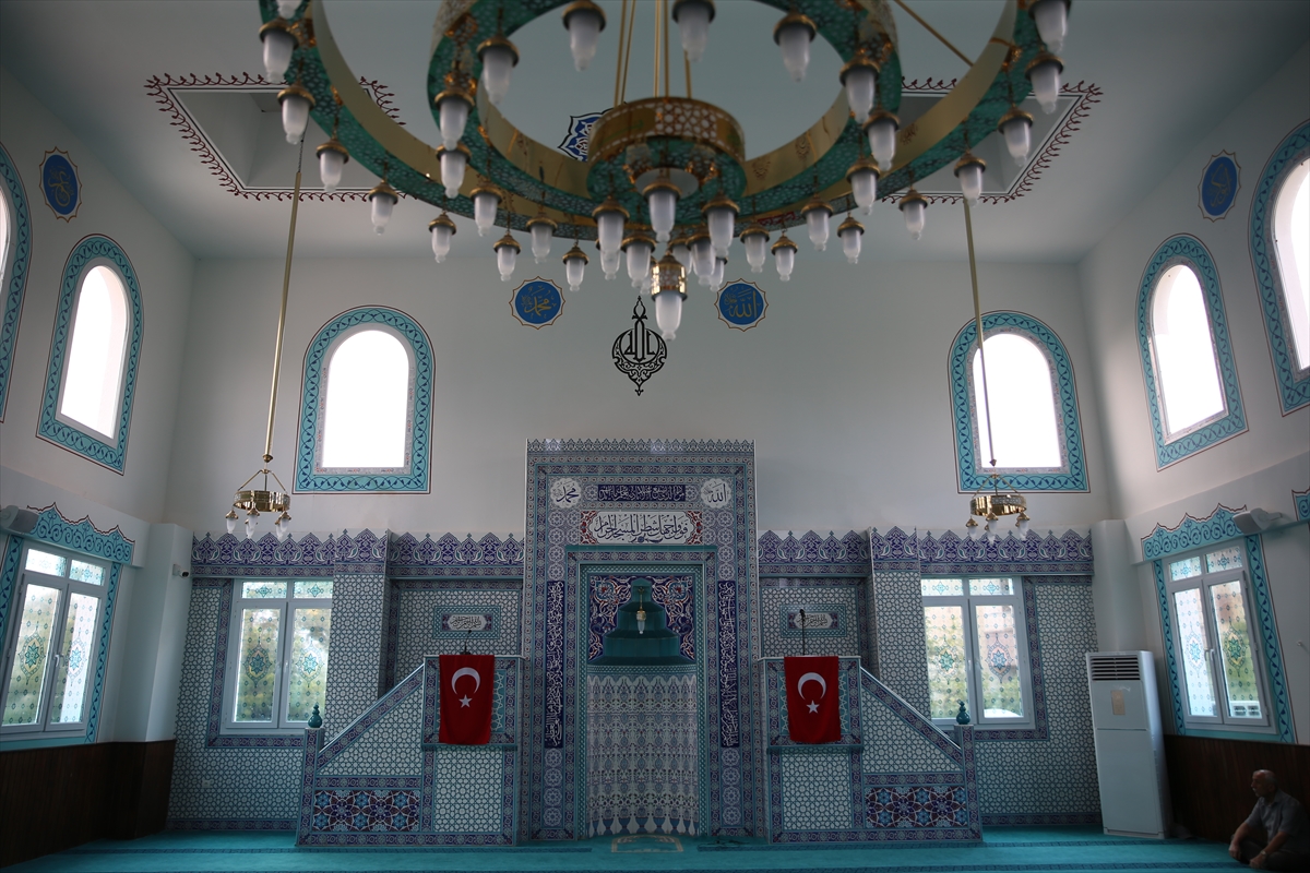 Hatay'da depremde yıkılan cami yeniden ibadete açıldı