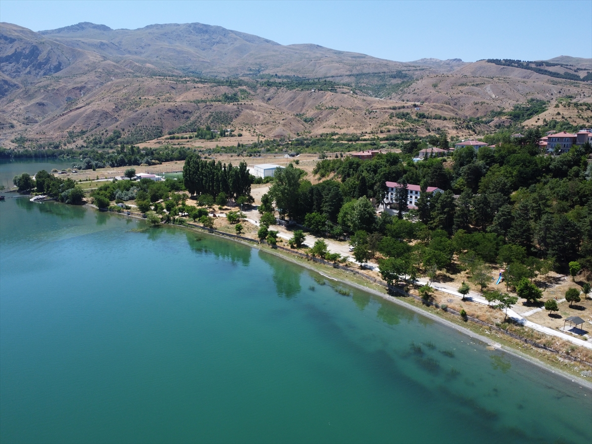 Elazığ Hazar Gölü sahilleri yükümlülerce temizleniyor
