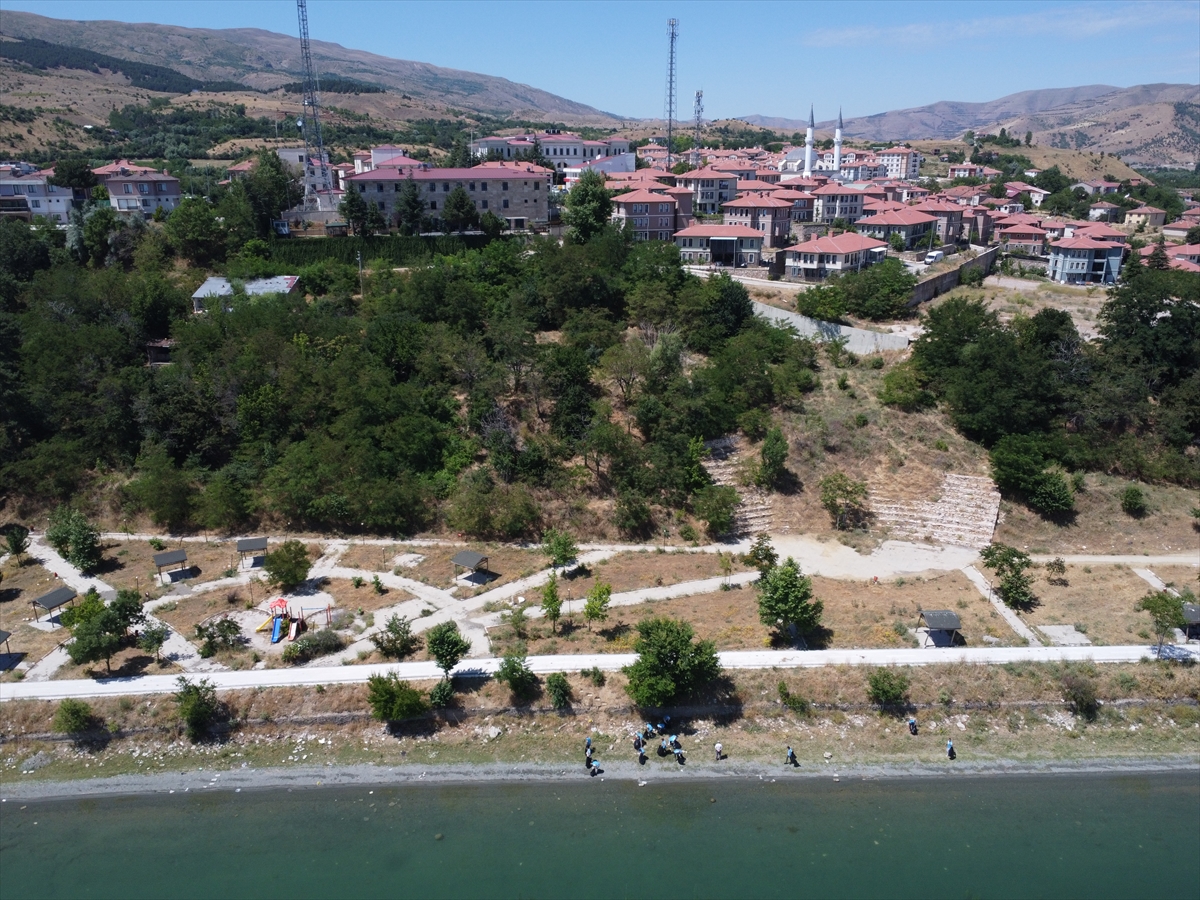 Elazığ Hazar Gölü sahilleri yükümlülerce temizleniyor