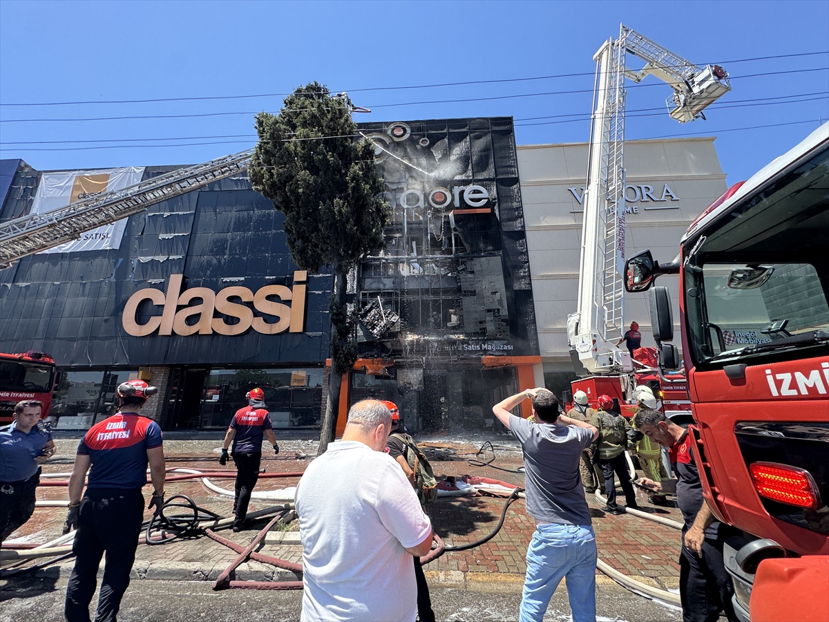 İzmir'de mobilya mağazasında yangın kontrol altına alındı