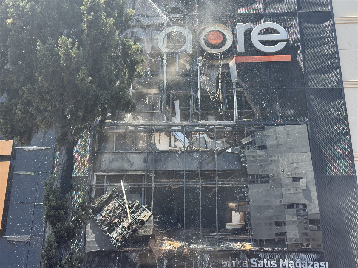 İzmir'de mobilya mağazasında yangın kontrol altına alındı