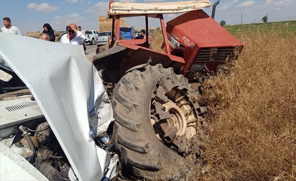 Çankırı'da traktöre çarpan otomobilde 3 kişi öldü