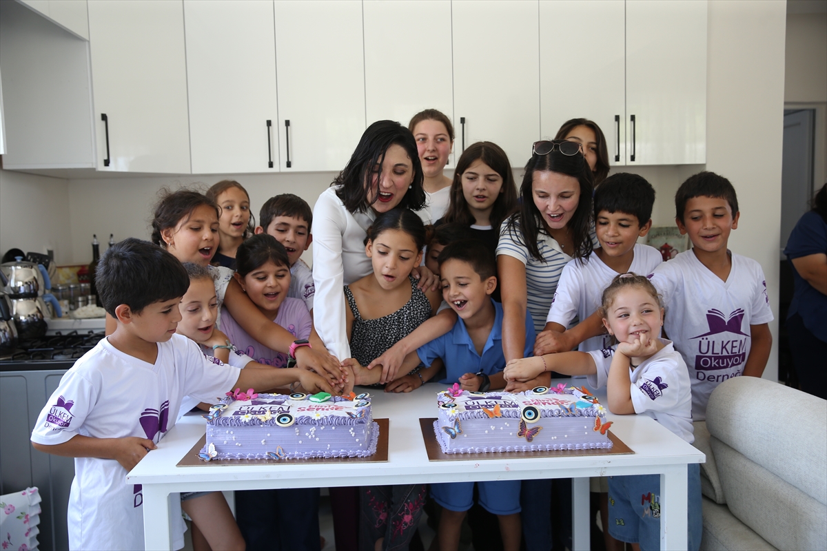 Ülkem Okuyor Derneği: Depremzede aileye ev teslim edildi