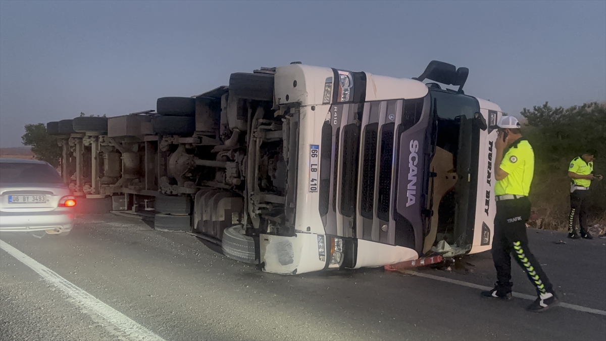 Kırıkkale'de Tır Devrildi: Sürücü Yaralandı