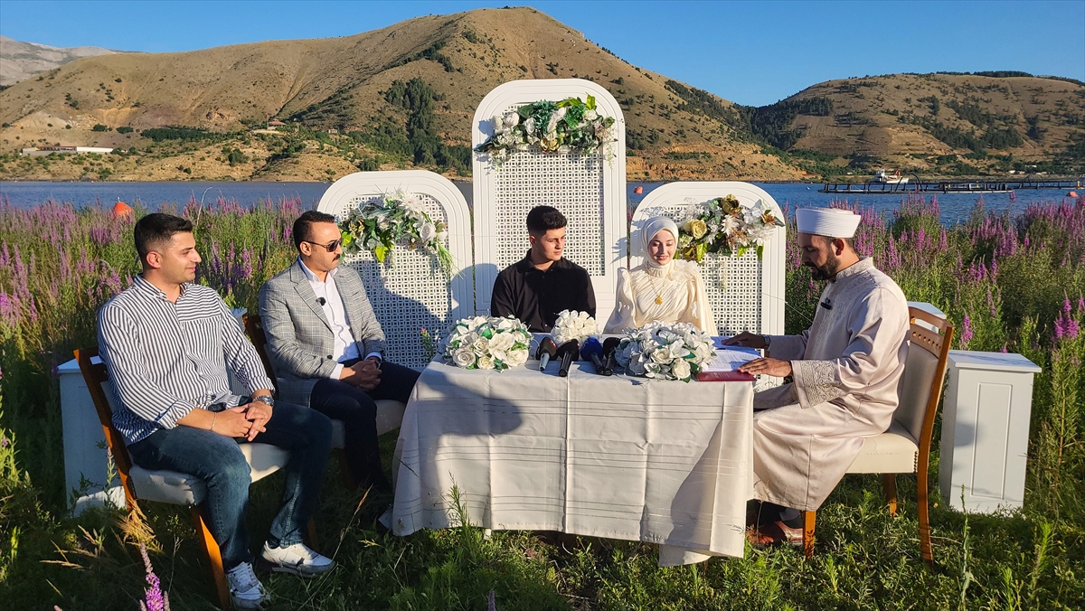 Çat Barajı'nda ilk nikah yüzen adalarda kıyıldı