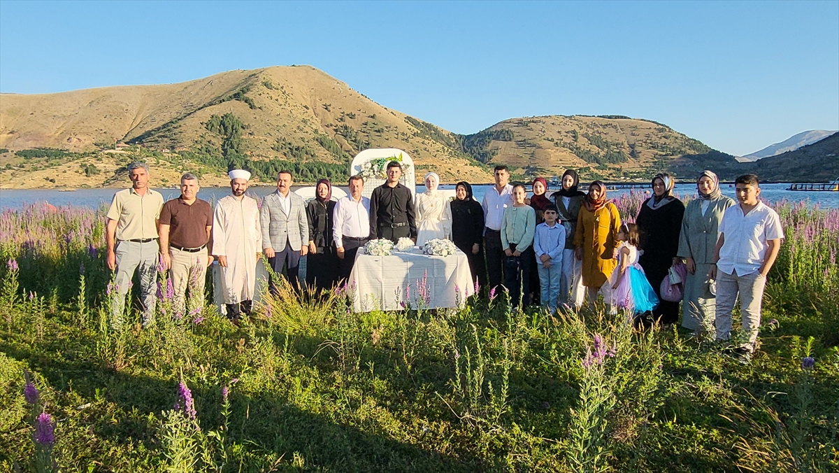 Çat Barajı'nda ilk nikah yüzen adalarda kıyıldı