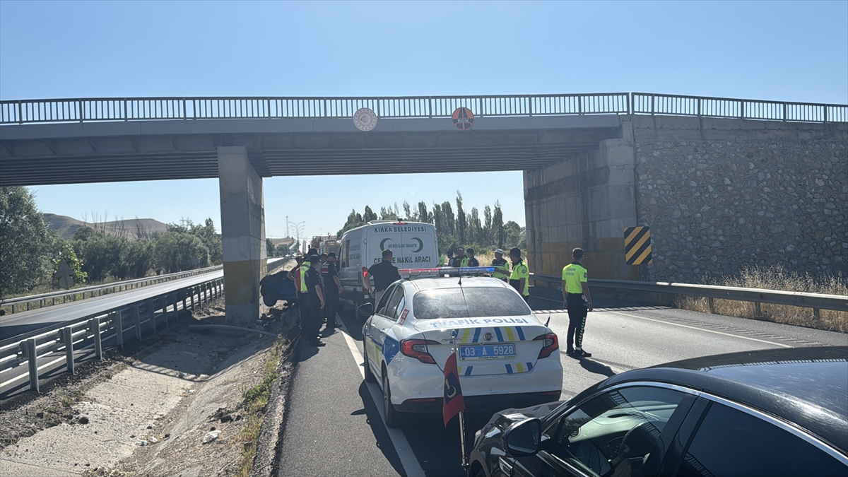 Afyonkarahisar'da trafik kazası: Çift öldü, bebekleri yaralandı