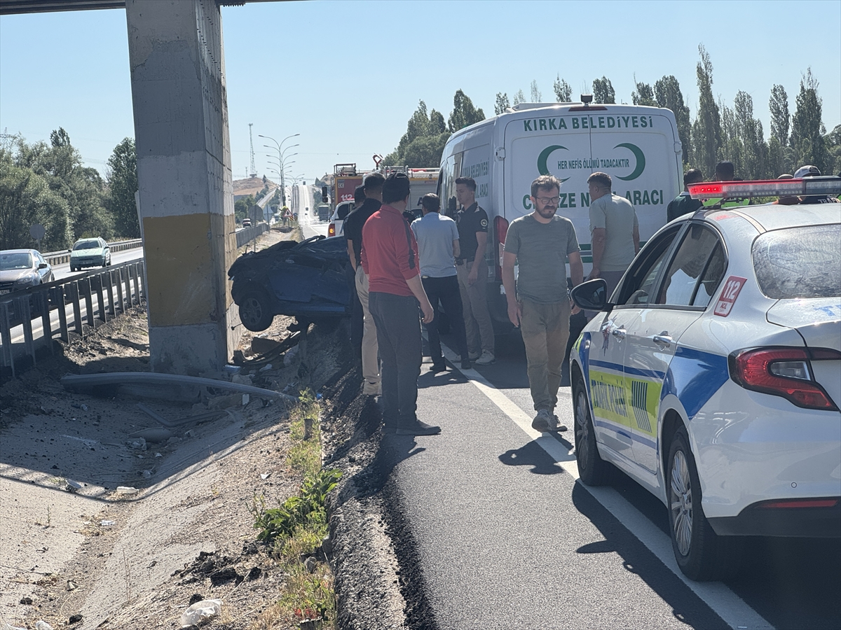 Afyonkarahisar'da trafik kazası: Çift öldü, bebekleri yaralandı