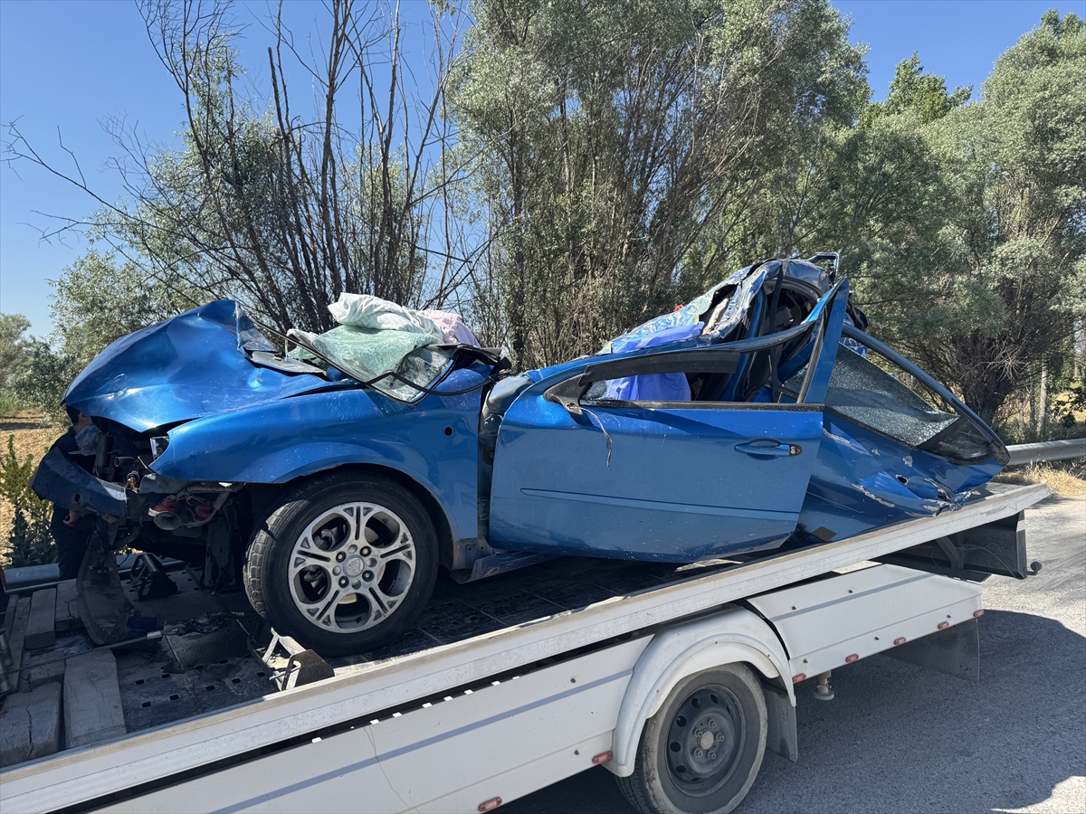 Afyonkarahisar'da trafik kazası: Çift öldü, bebekleri yaralandı