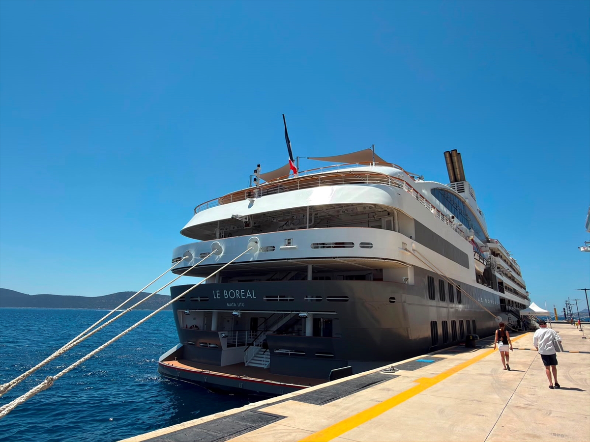 Bodrum'a 2 kruvaziyerle 1987 turist geldi