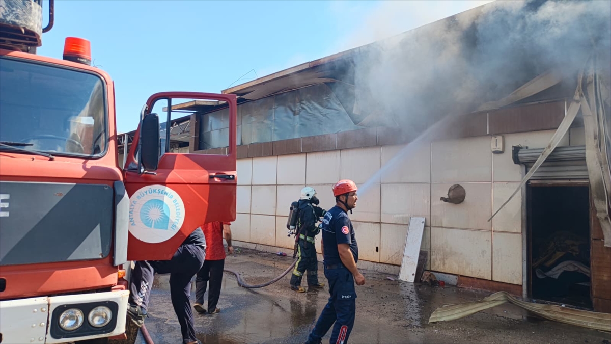 Antalya'da mobilya atölyesinde yangın: Ekipler müdahale ediyor