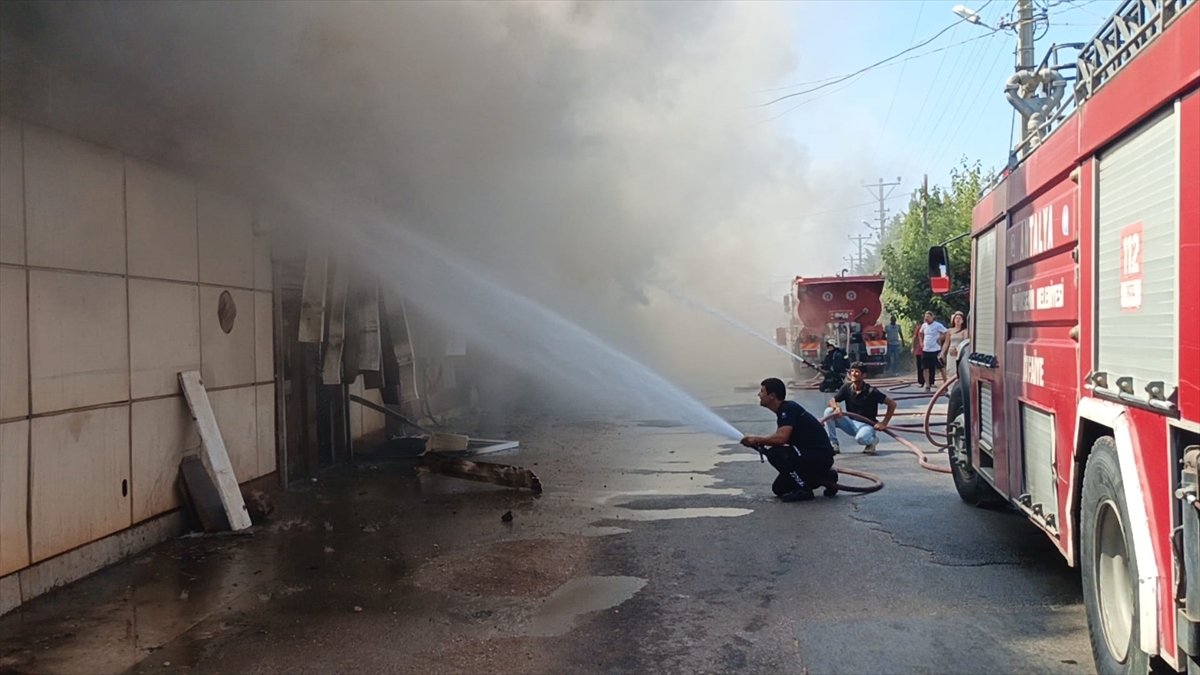 Antalya'da mobilya atölyesinde yangın: Ekipler müdahale ediyor