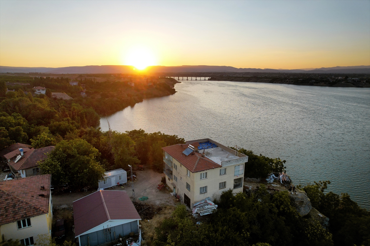 Tohma Köprüsü gün batımında dronla görüntülendi