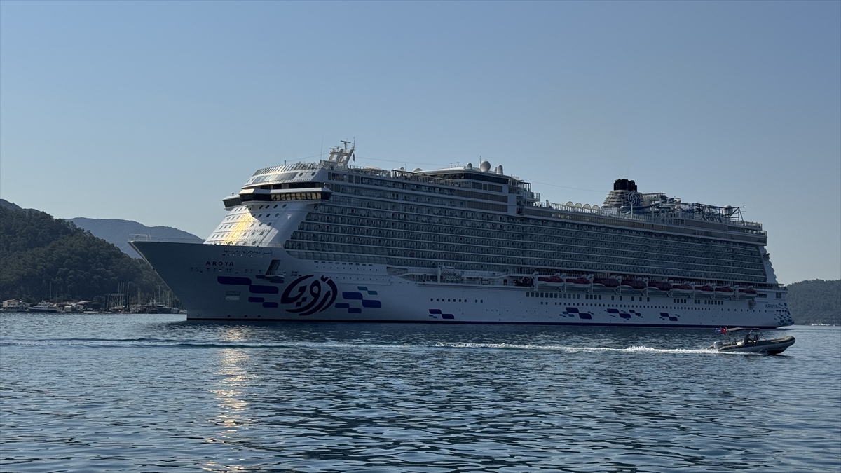 Aroya kruvaziyeri Marmaris'e 3 bin 210 turist getirdi