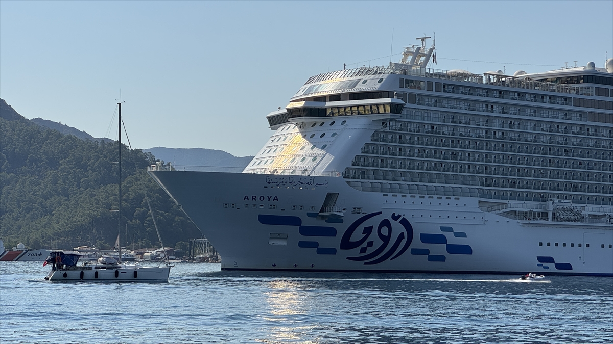 Aroya kruvaziyeri Marmaris'e 3 bin 210 turist getirdi