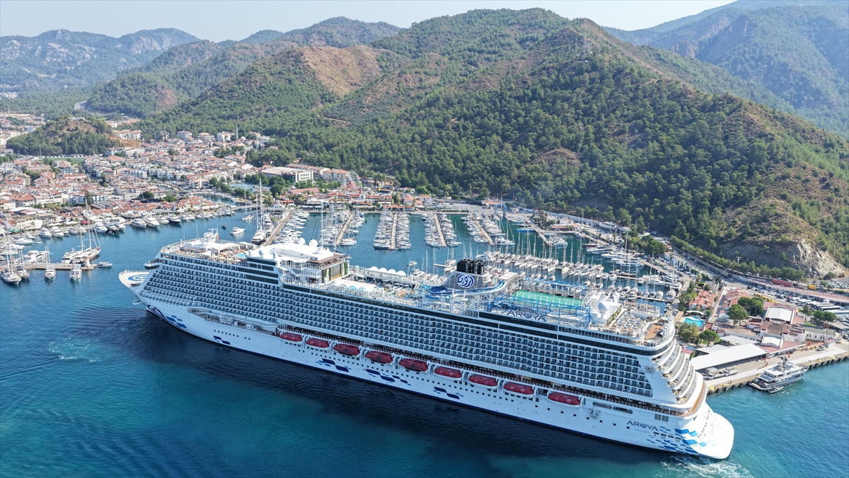 Aroya kruvaziyeri Marmaris'e 3 bin 210 turist getirdi