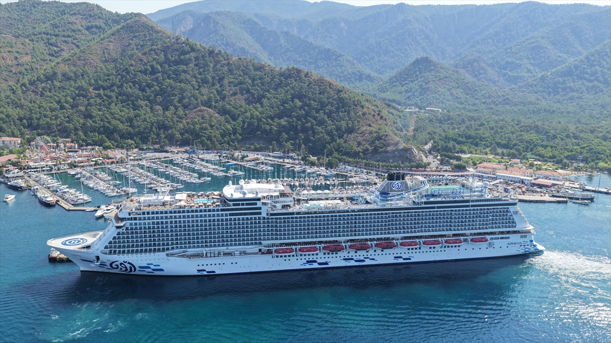Aroya kruvaziyeri Marmaris'e 3 bin 210 turist getirdi