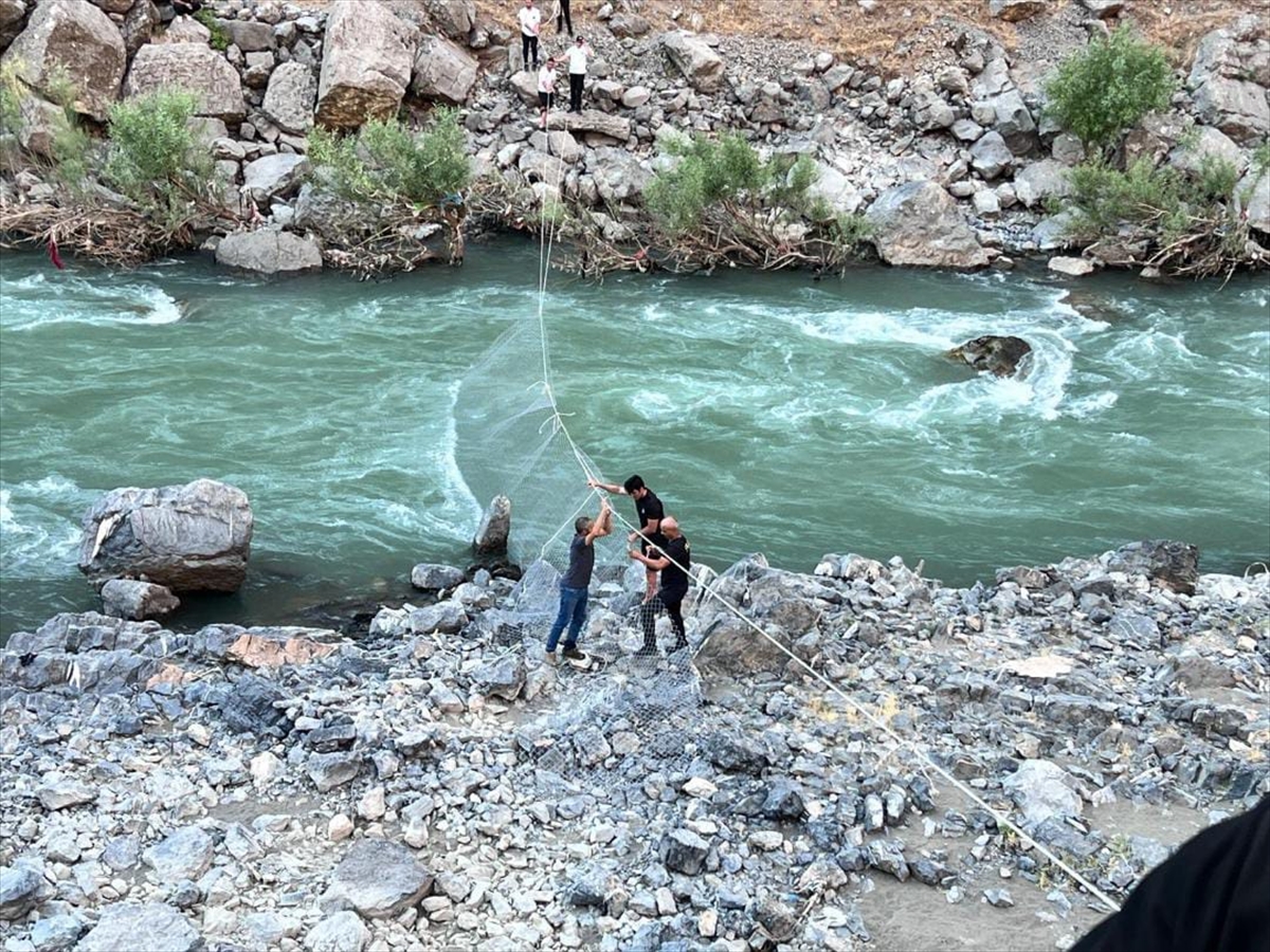 Şırnak'ta çaya düşen kişiyi arama sürüyor