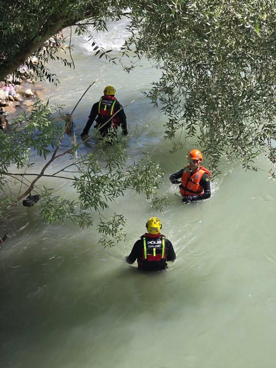 Şırnak'ta çaya düşen kişiyi arama sürüyor