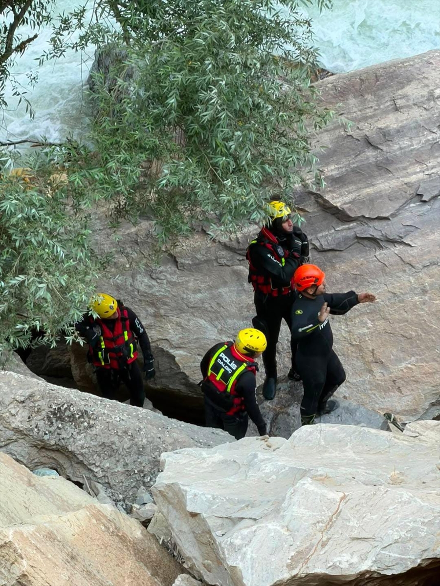 Şırnak'ta çaya düşen kişiyi arama sürüyor