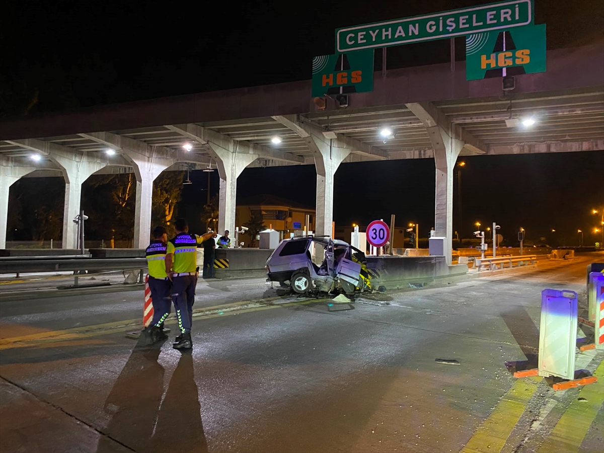Adana'da bariyerlere çarpan sürücü öldü